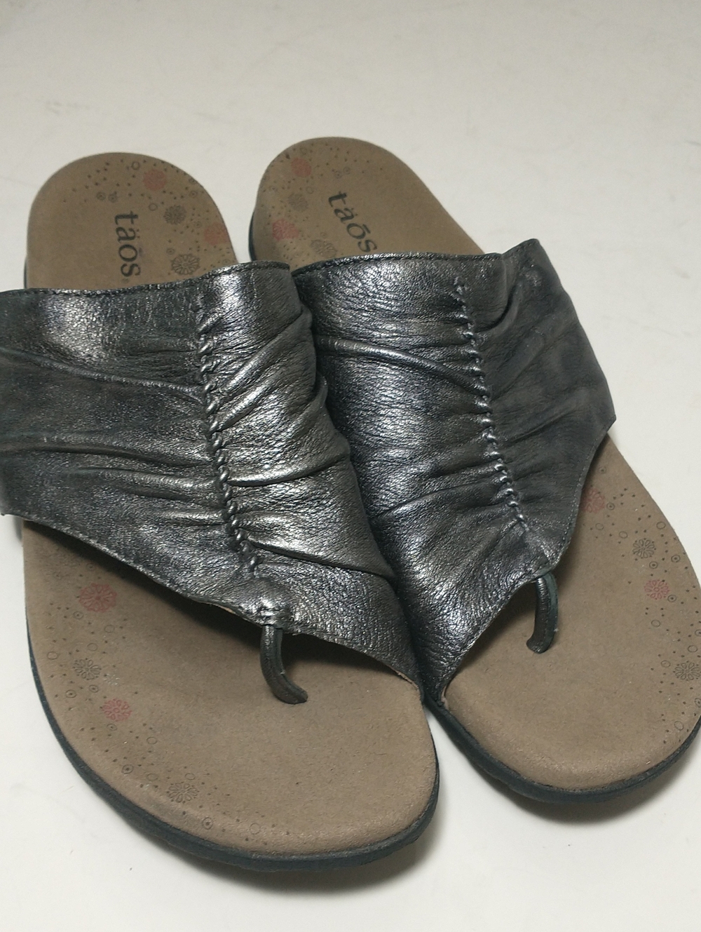 LIKE NEW Taos Gift 2 Toe Thong Sandal, Metallic Pewter, Size 9, Cottagecore